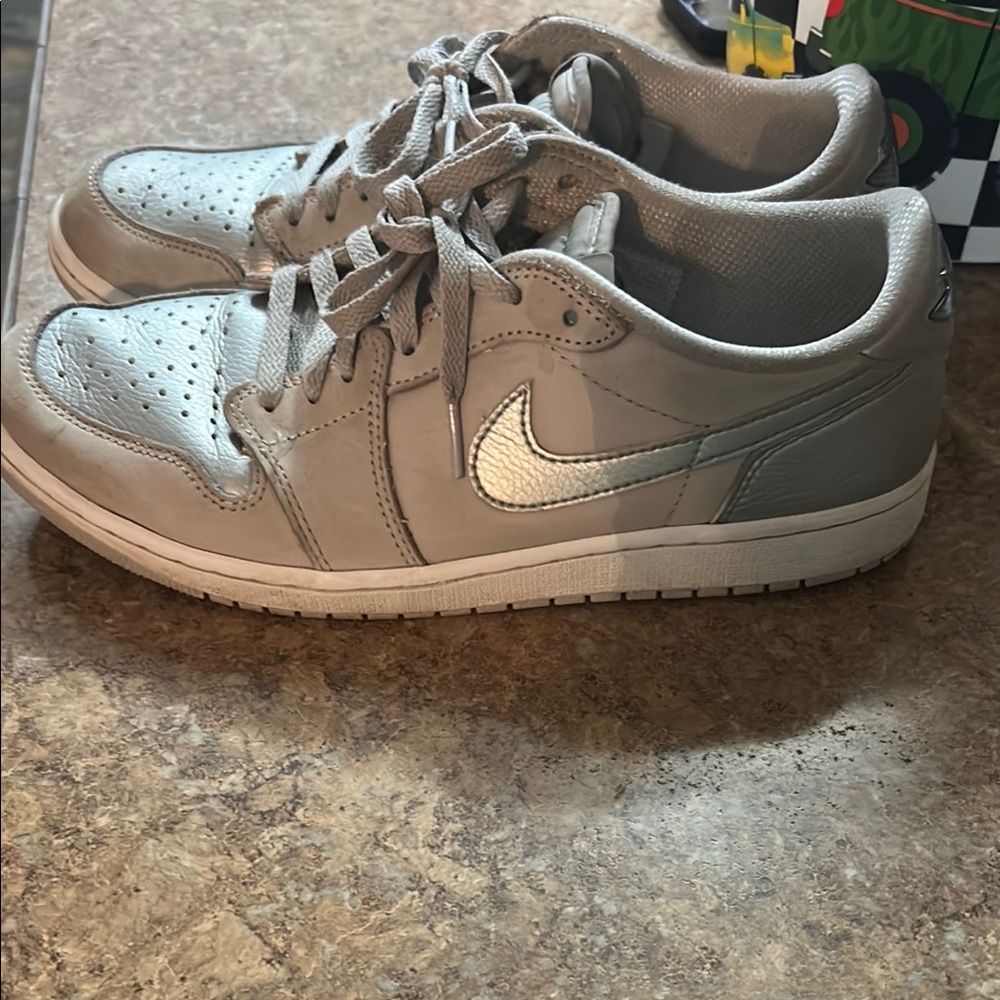 Nike Men’s Low-Top Sneakers in Light Gray and Silver
